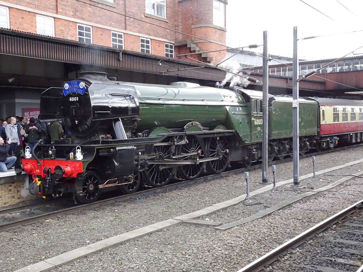 Back home! Videos and pictures of Flying Scotsman's glorious return to ...