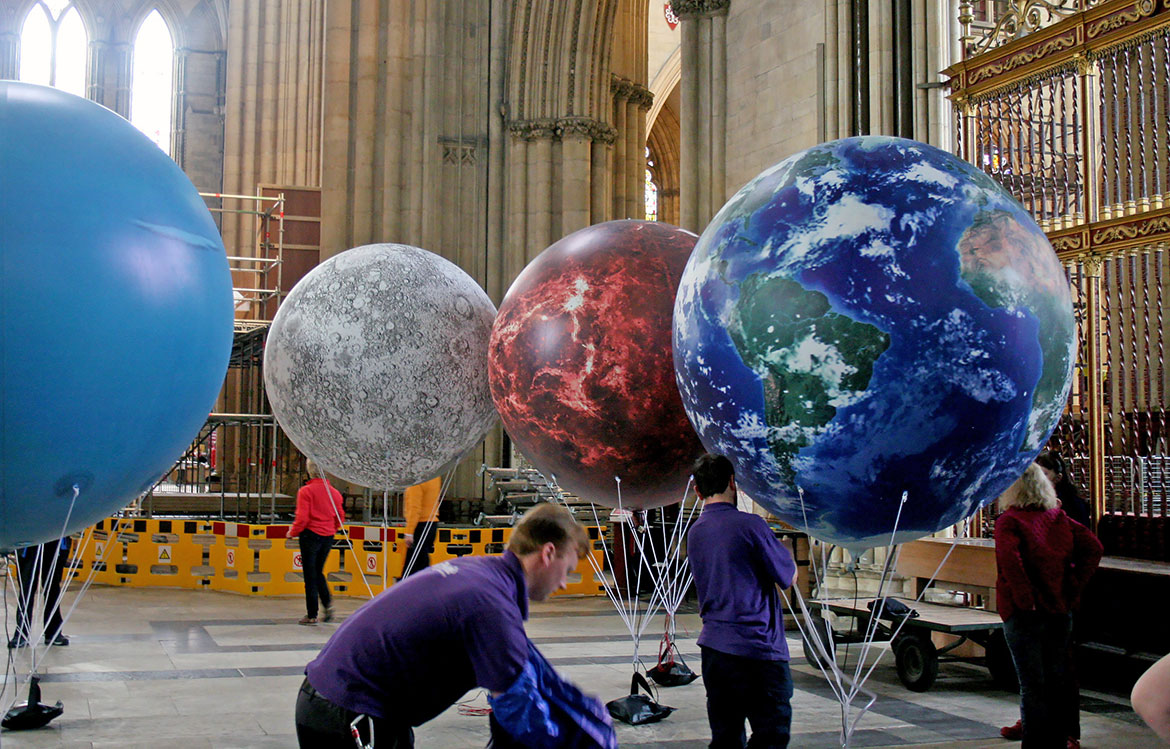 4 в огромном шаре. Гигантские воздушные шары. Шарики в виде планет. Огромные надувные шары. Воздушный шар Планета.