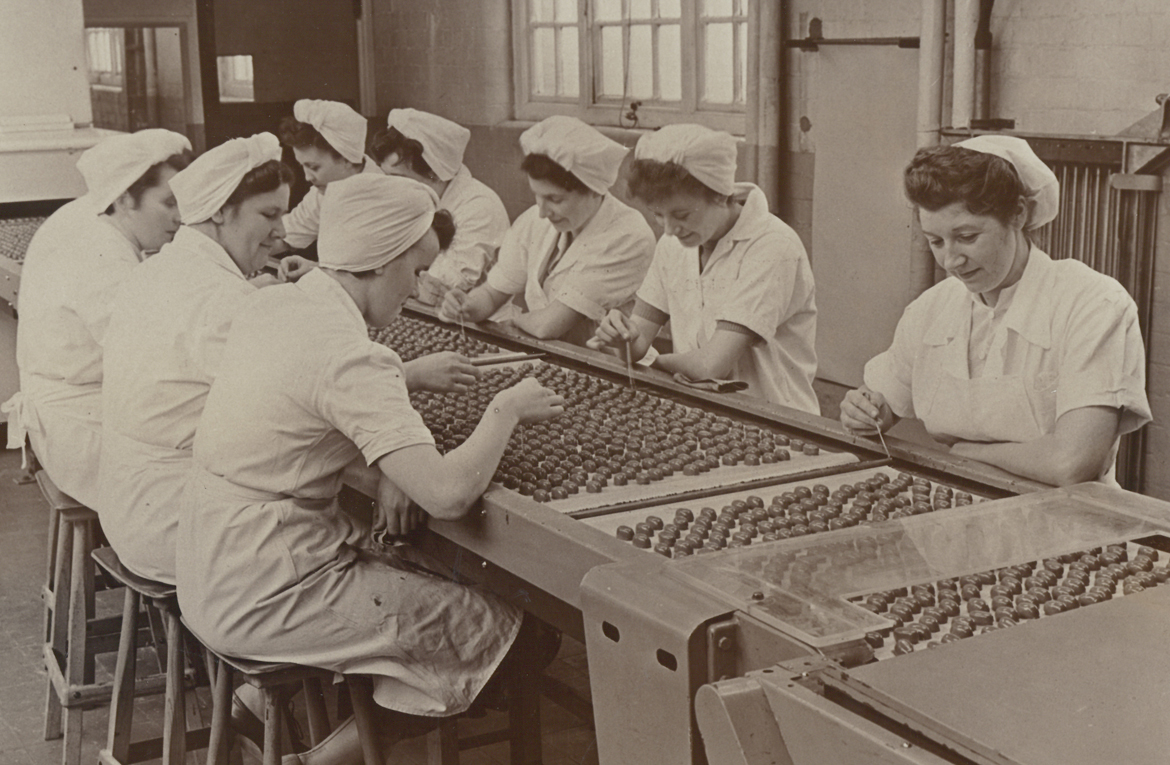 Первая шоколадная фабрика. Шоколадная фабрика Новосибирская в 1942. Куйбышевская шоколадная фабрика СССР. Старая шоколадная фабрика «красный октябрь» внутри. Шоколадная фабрика в 1950.