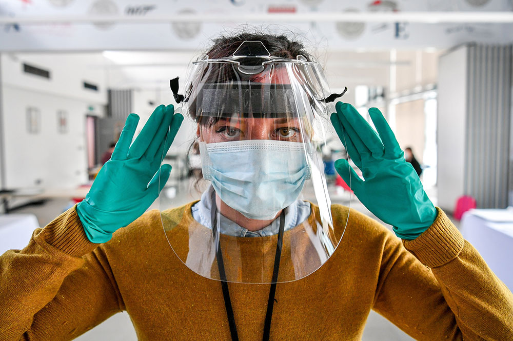 York Nhs Workers Are Wearing Goggles From Bandq Because Of A Lack Of Proper Protective Equipment