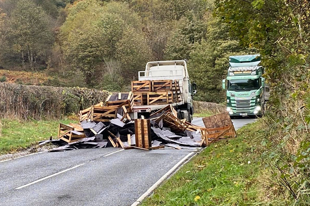 Lorry sheds its load blocking main road in North Yorkshire YorkMix