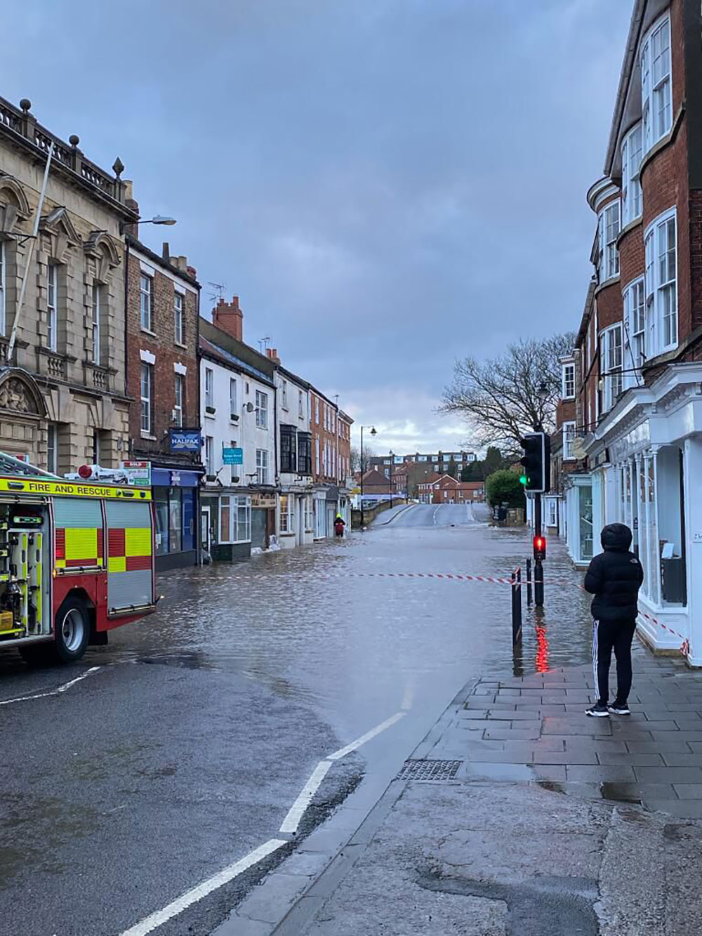 Pictured The flood that has closed Tadcaster bridge YorkMix