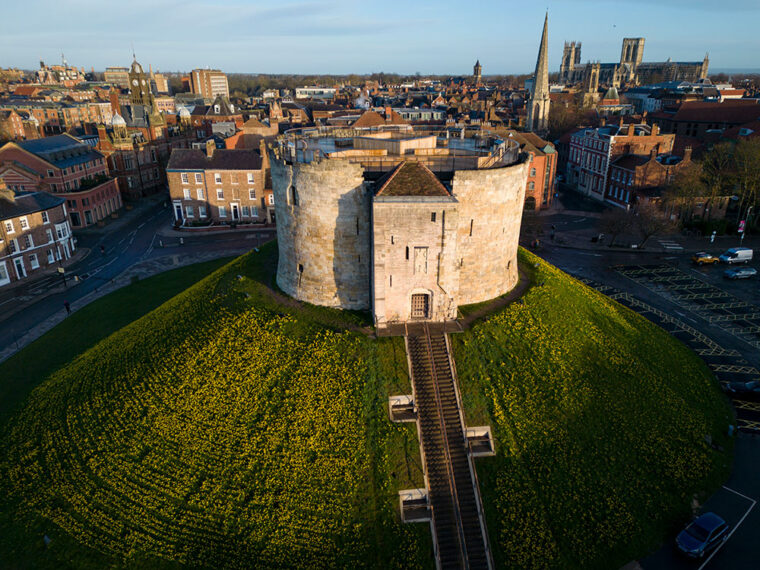 Stunning Springtime Display At Clifford’s Tower Thanks To 100,000 New 