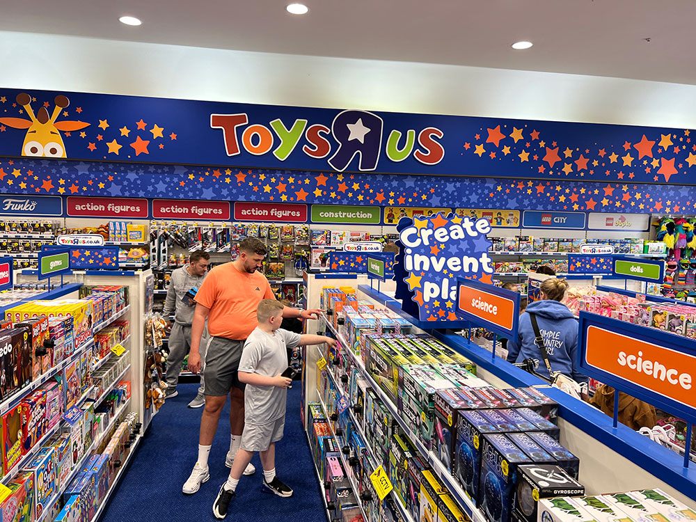 Watch Geoffrey the Giraffe opens York’s new Toys ‘R’ Us to the